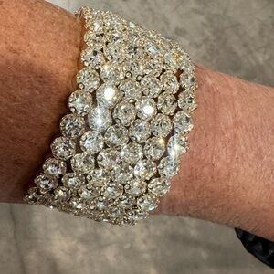 Elegant & STUNNING Gold Crystal Bracelet✨cute comfy classy and unique✨